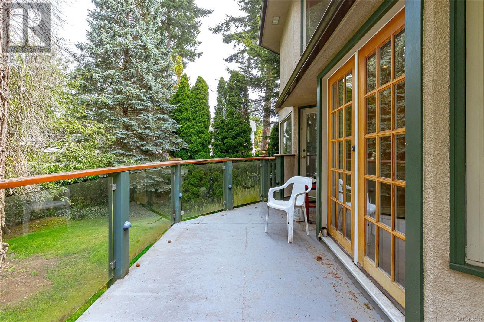 Photo 4 of 3910 Gibson Crt, Saanich BC