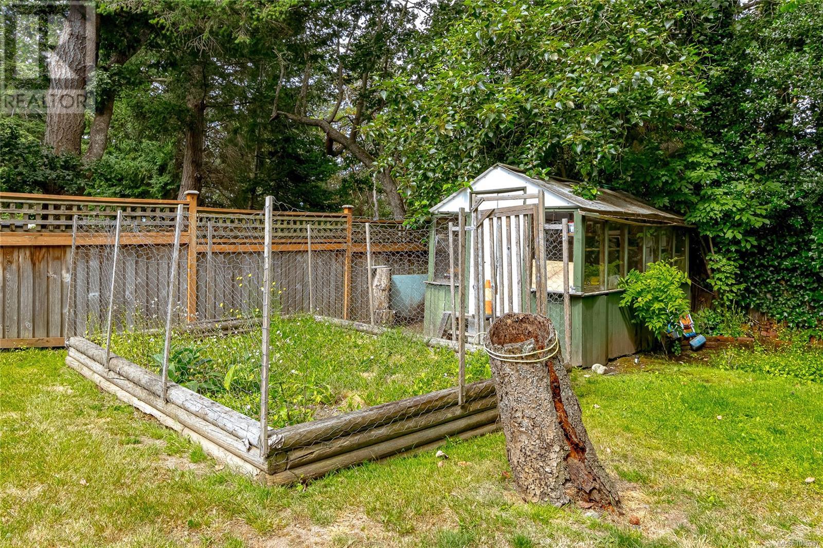 Photo 18 of 3910 Gibson Crt, Saanich BC