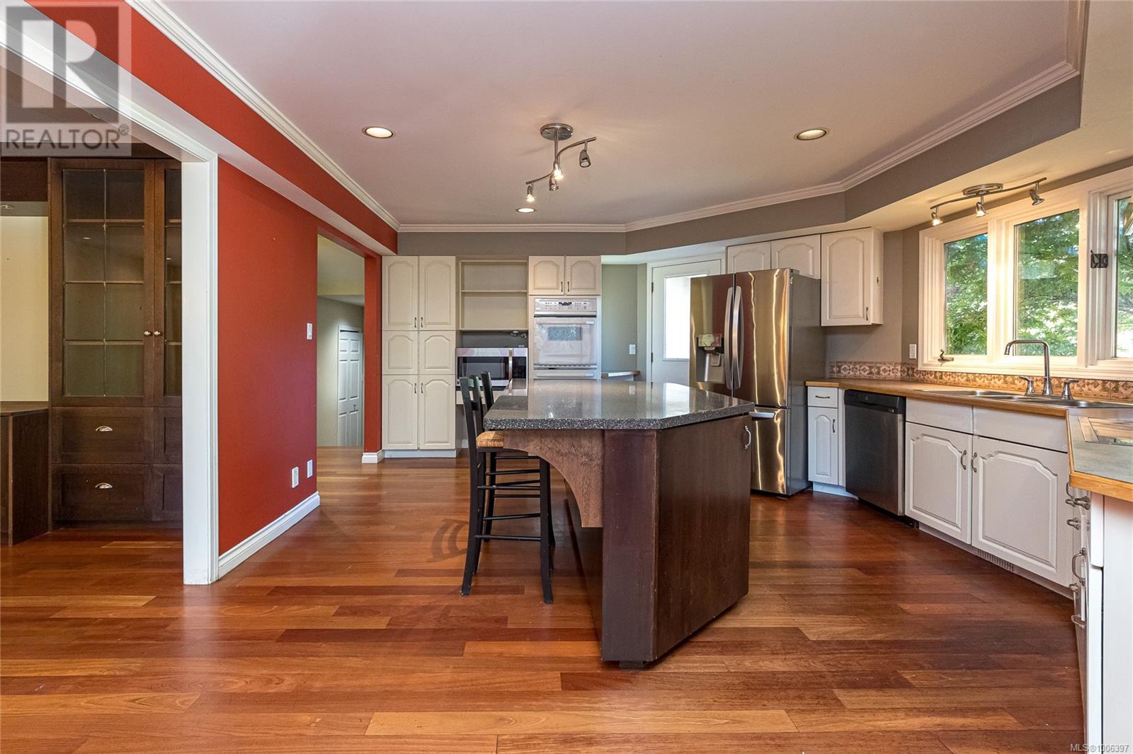 Photo 6 of 3910 Gibson Crt, Saanich BC