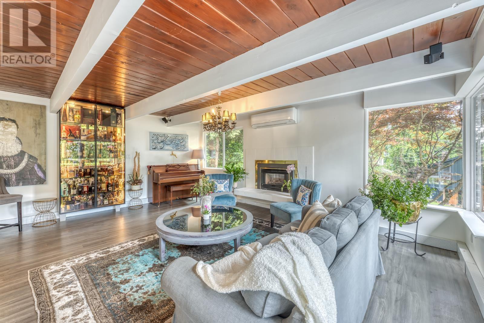 Photo 11 of 466 E Kings Road, North Vancouver BC