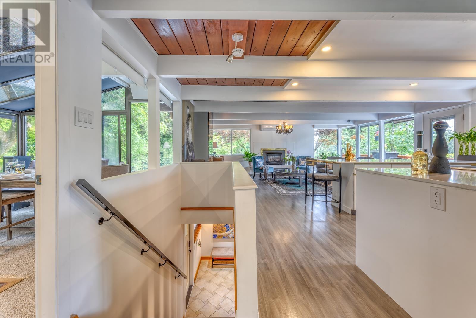Photo 13 of 466 E Kings Road, North Vancouver BC