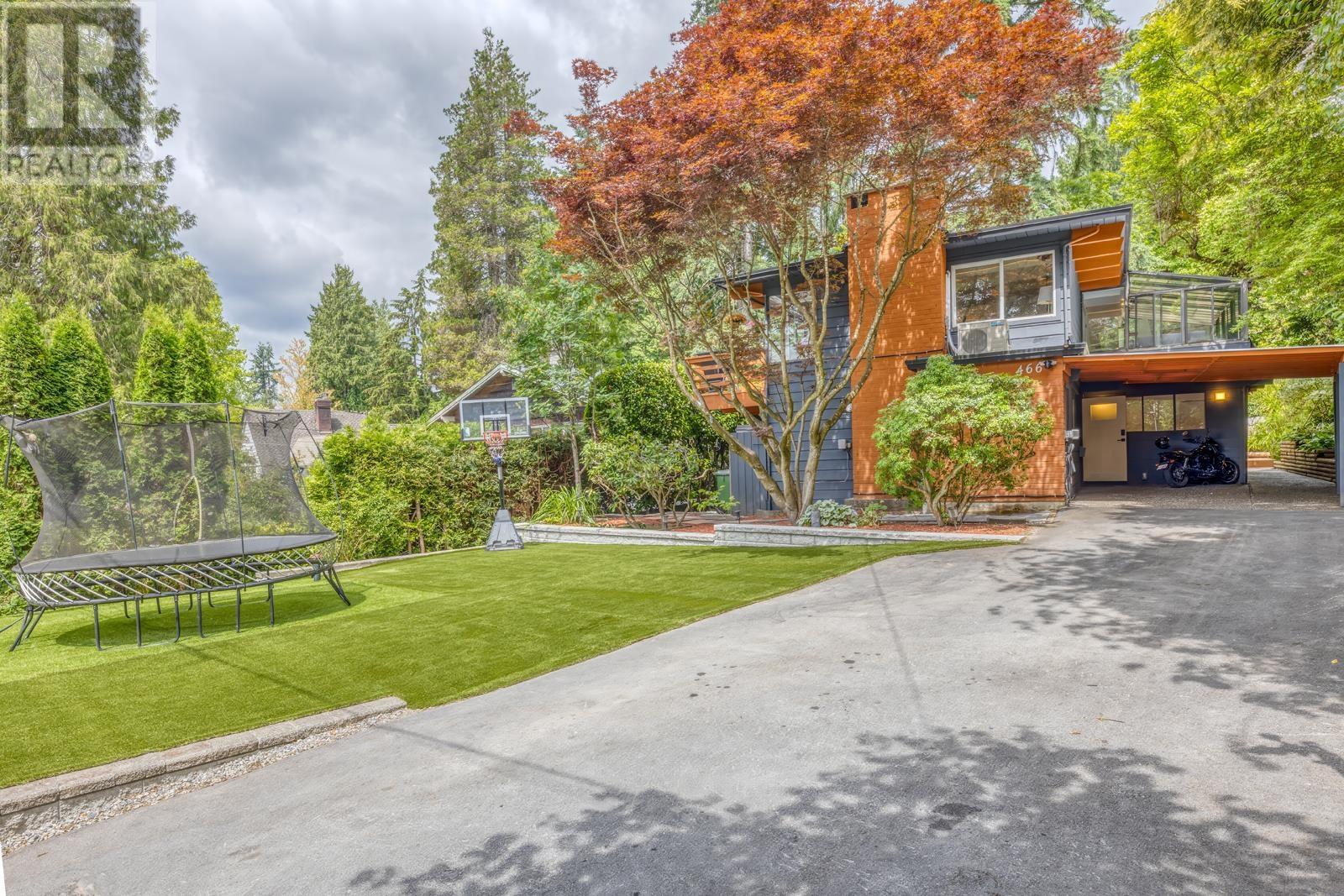 Photo 2 of 466 E Kings Road, North Vancouver BC