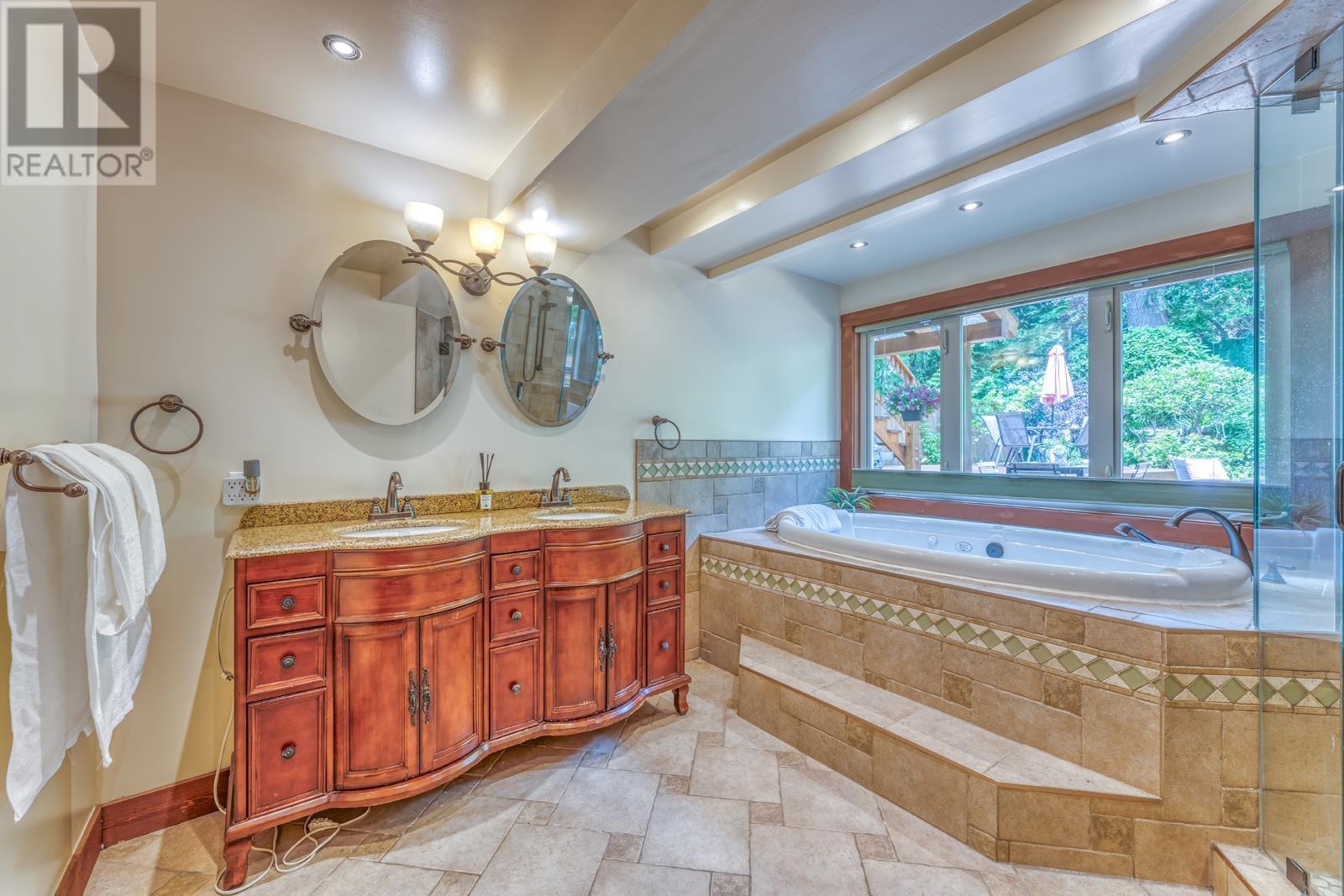 Photo 26 of 466 E Kings Road, North Vancouver BC