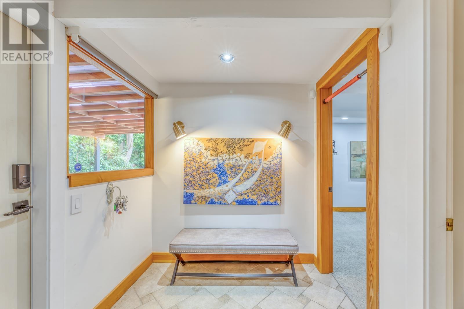 Photo 4 of 466 E Kings Road, North Vancouver BC