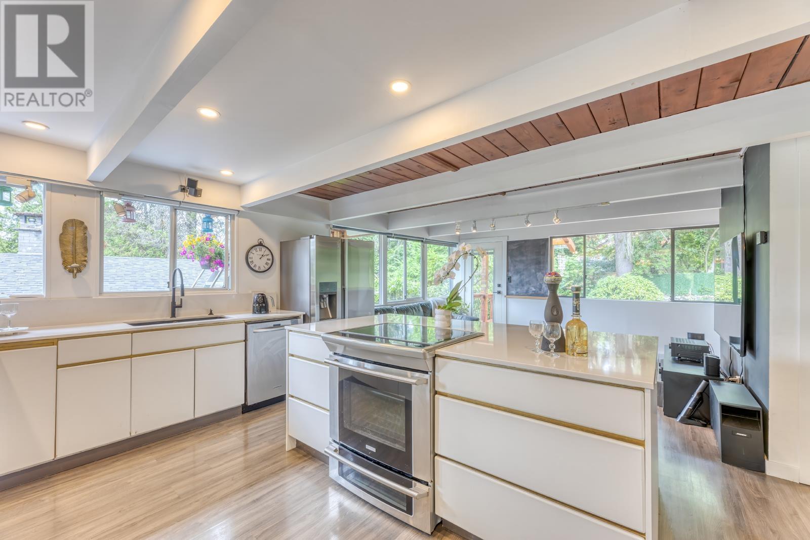 Photo 8 of 466 E Kings Road, North Vancouver BC