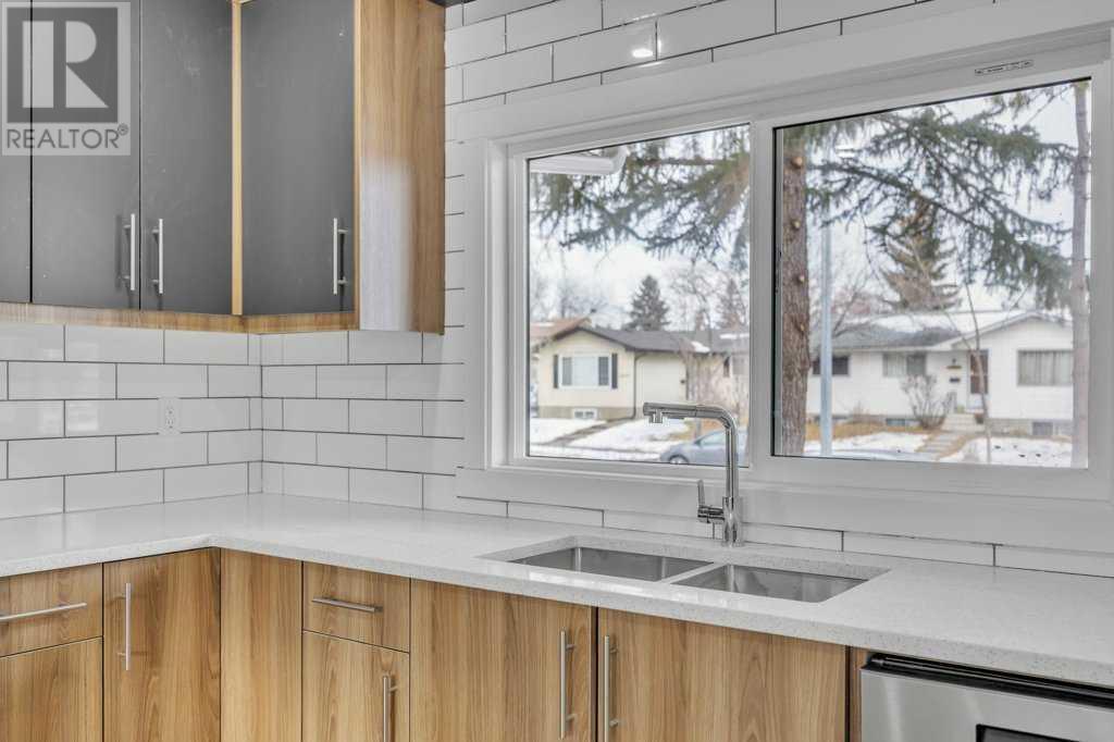 Single Family House for Sale in  Rundlehorn Drive NE Pineridge Calgary 
