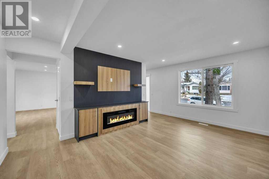 Single Family House for Sale in  Rundlehorn Drive NE Pineridge Calgary 
