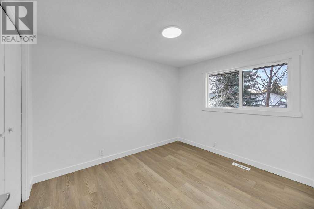 Single Family House for Sale in  Rundlehorn Drive NE Pineridge Calgary 