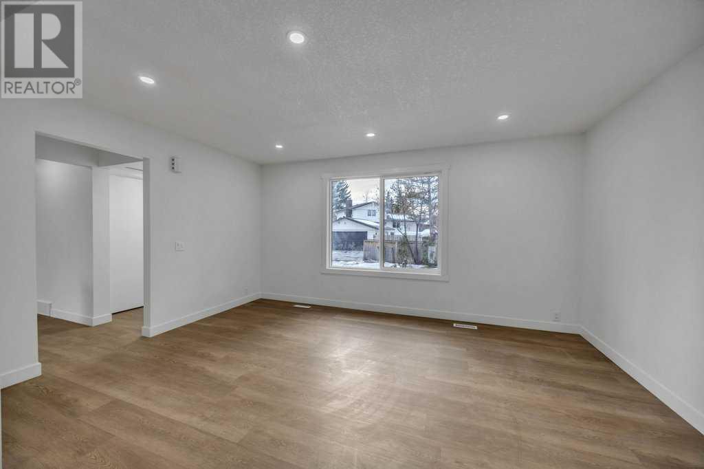 Single Family House for Sale in  Rundlehorn Drive NE Pineridge Calgary 