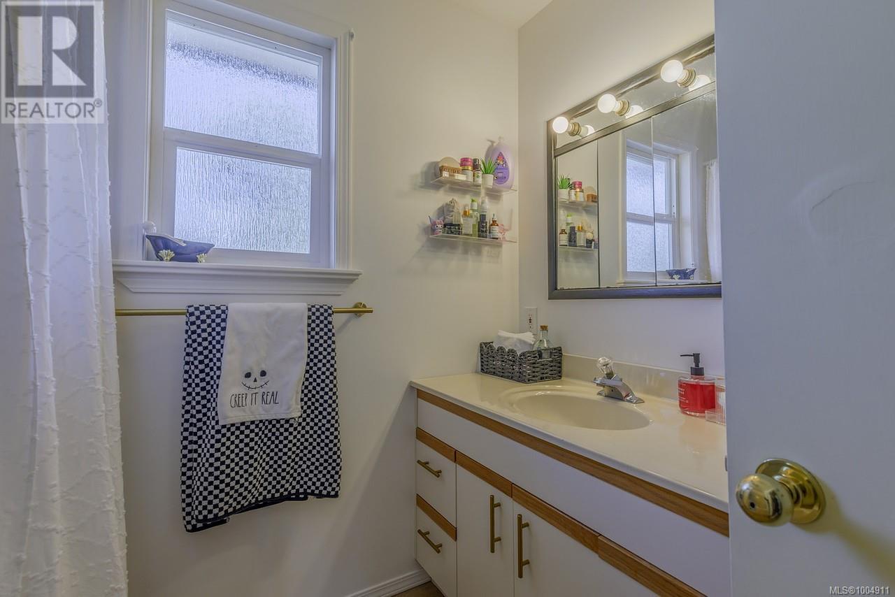 Photo 12 of 1212 Waddington Rd, Nanaimo BC