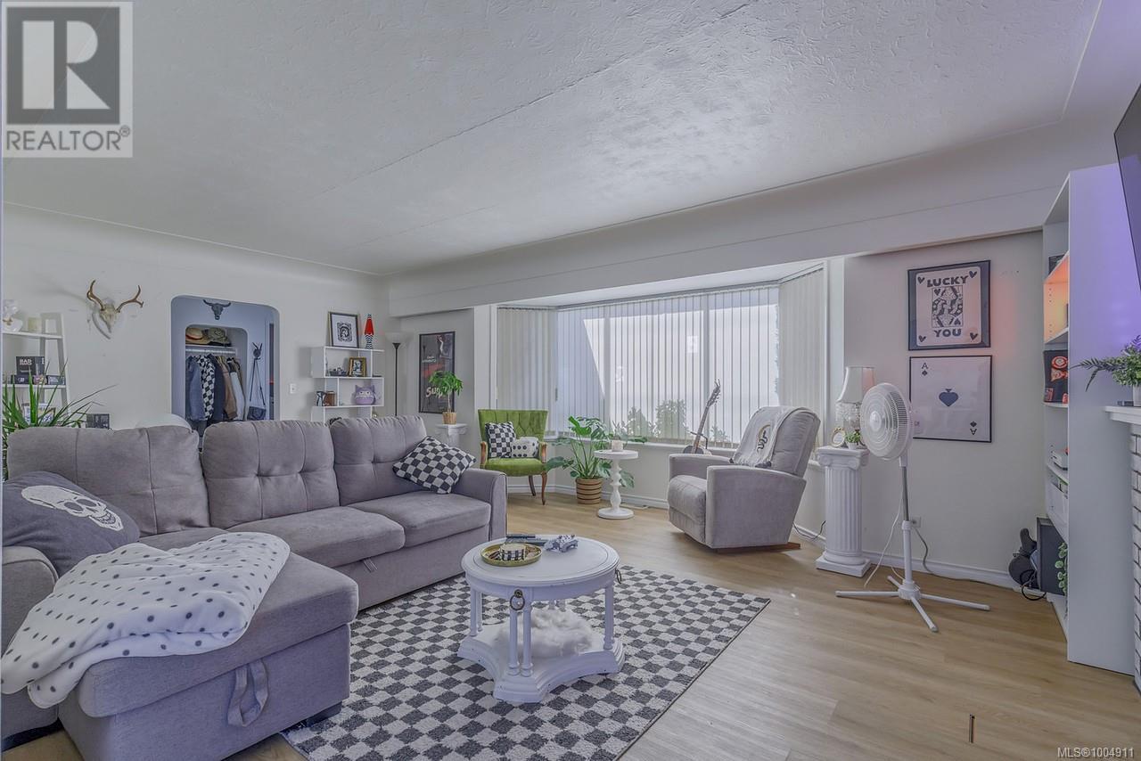 Photo 4 of 1212 Waddington Rd, Nanaimo BC