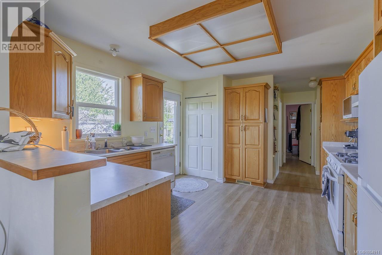 Photo 7 of 1212 Waddington Rd, Nanaimo BC