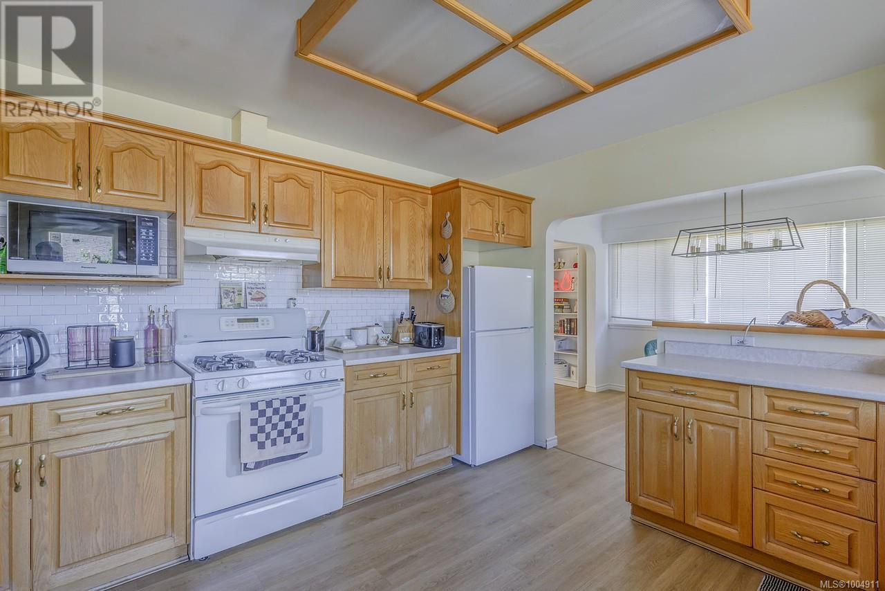 Photo 8 of 1212 Waddington Rd, Nanaimo BC