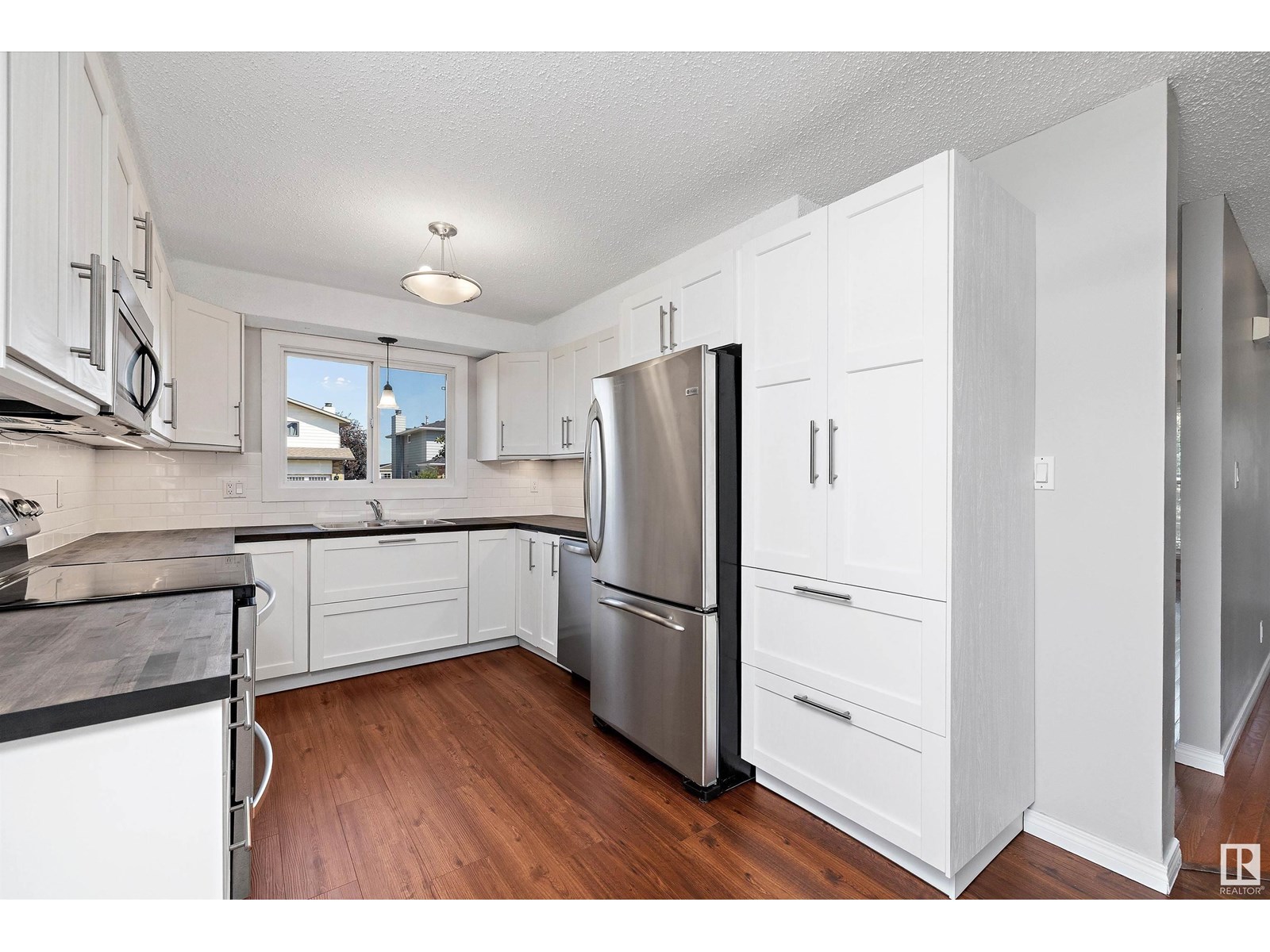 Photo 15 of 10610 89 St, Morinville AB