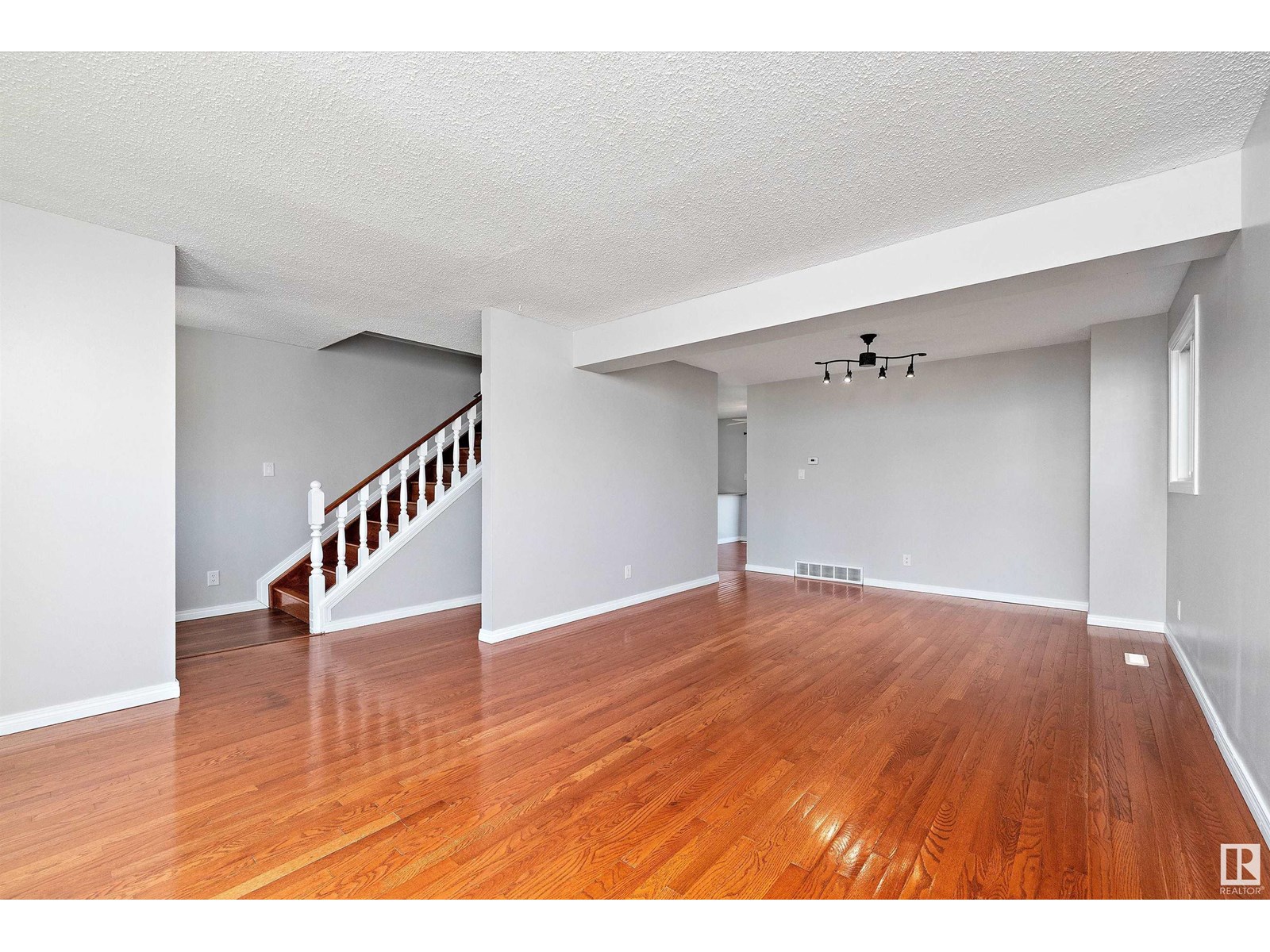 Photo 8 of 10610 89 St, Morinville AB