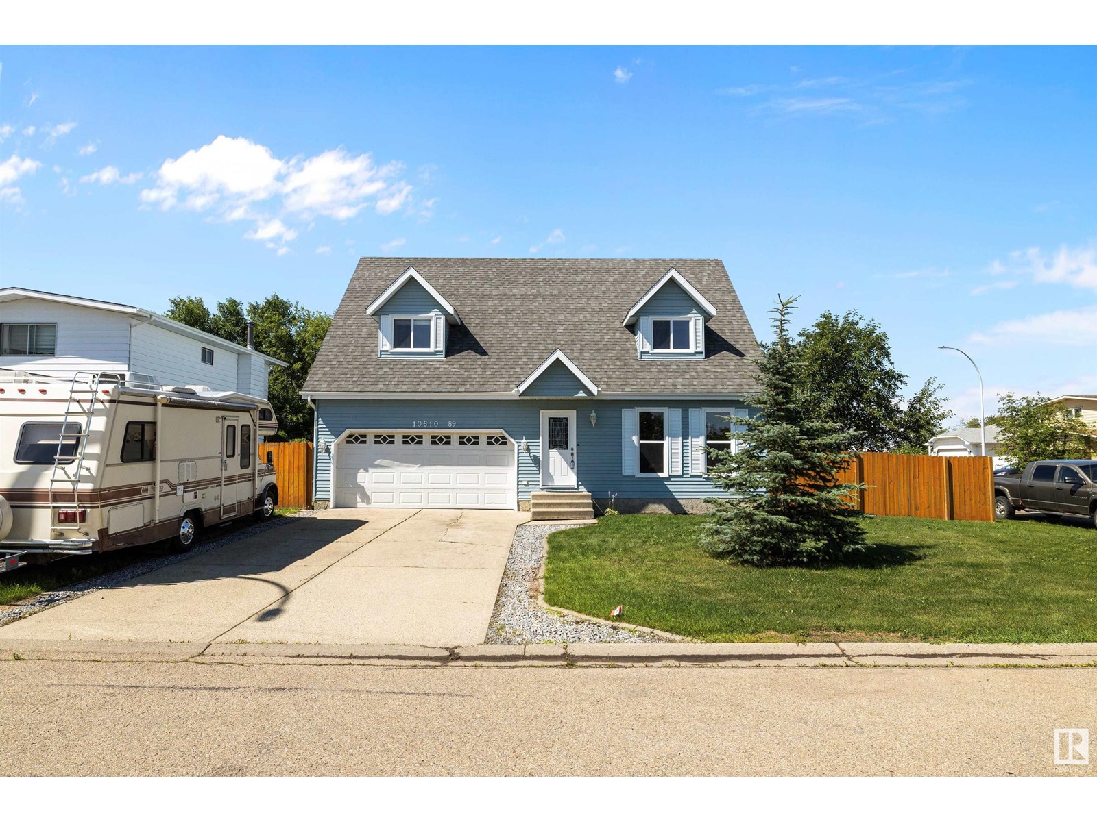 Photo 3 of 10610 89 St, Morinville AB