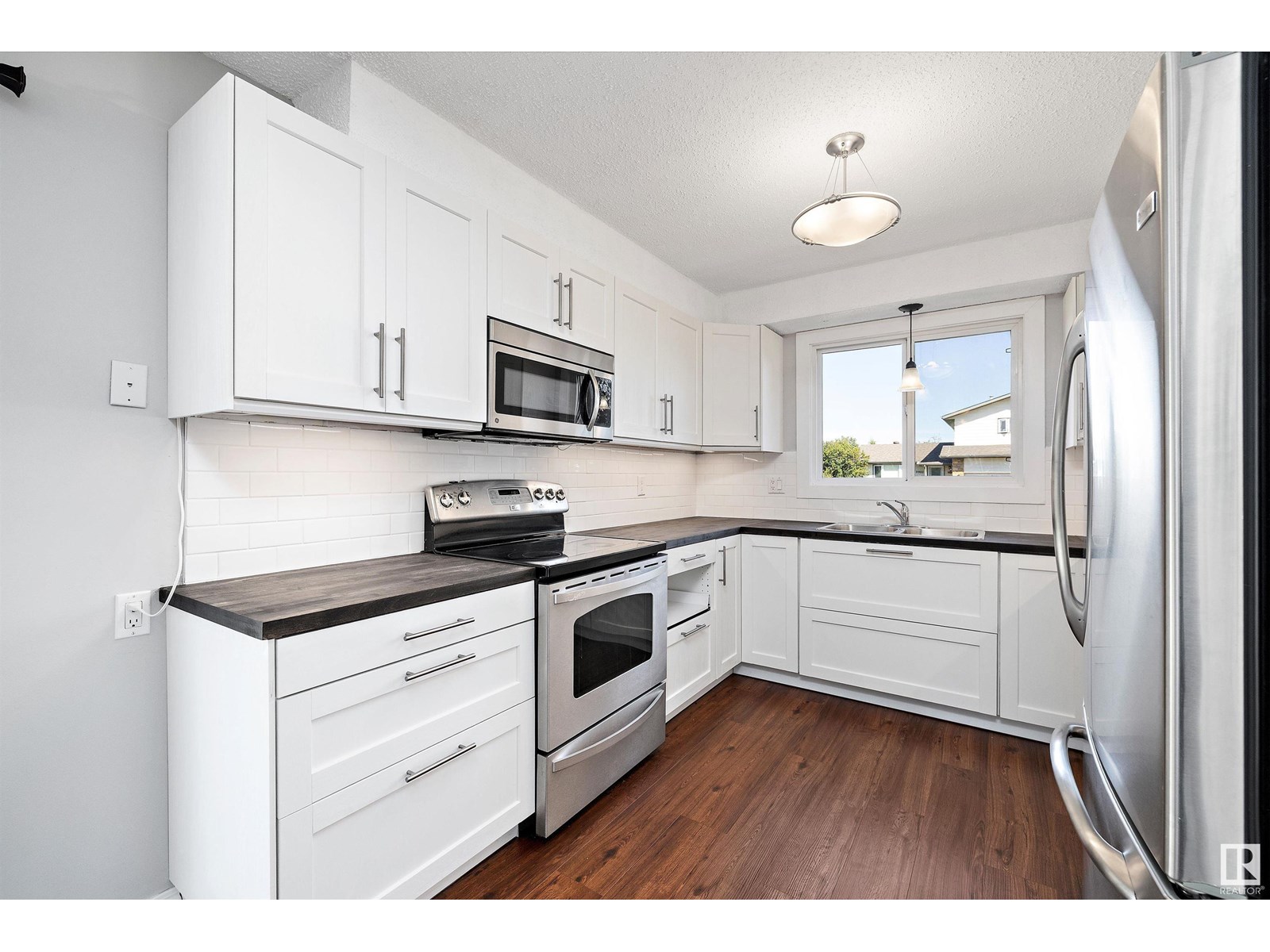 Photo 17 of 10610 89 St, Morinville AB
