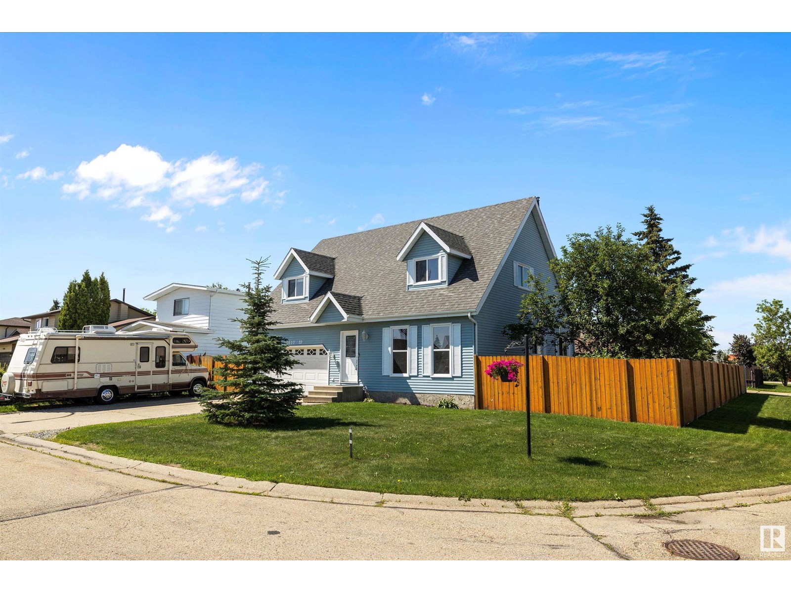 Photo 2 of 10610 89 St, Morinville AB