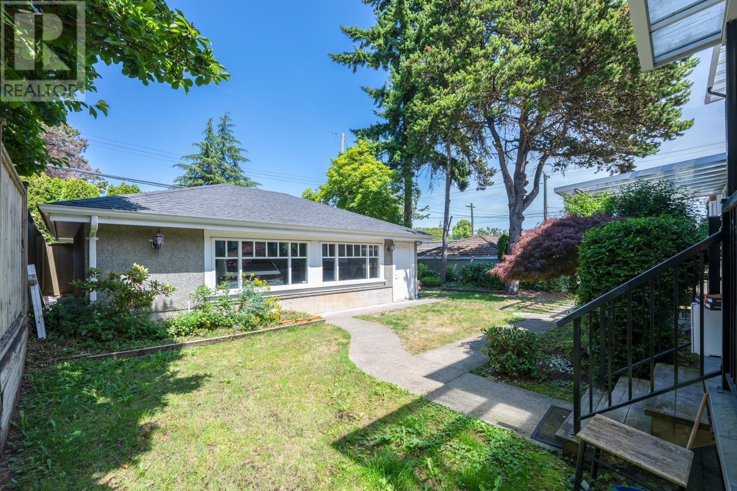 Photo 3 of 1045 W 50th Avenue, Vancouver BC