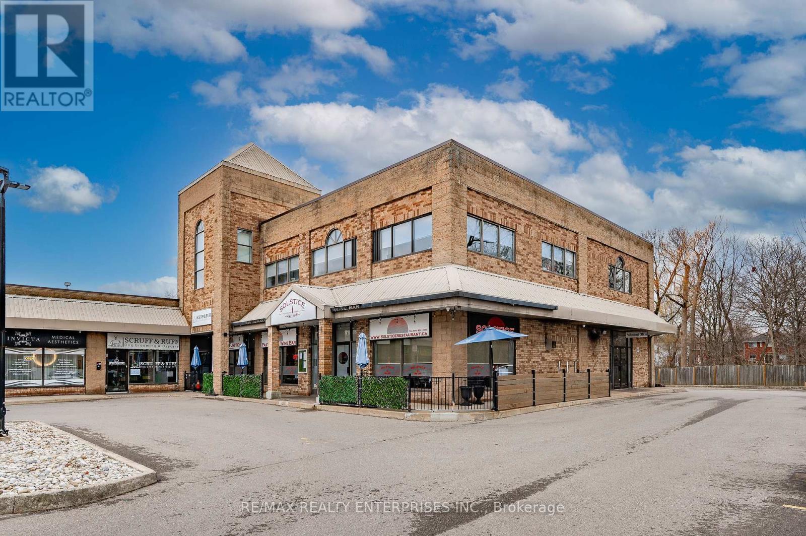 Photo 3 of 13 1801 Lakeshore Road W, Mississauga ON