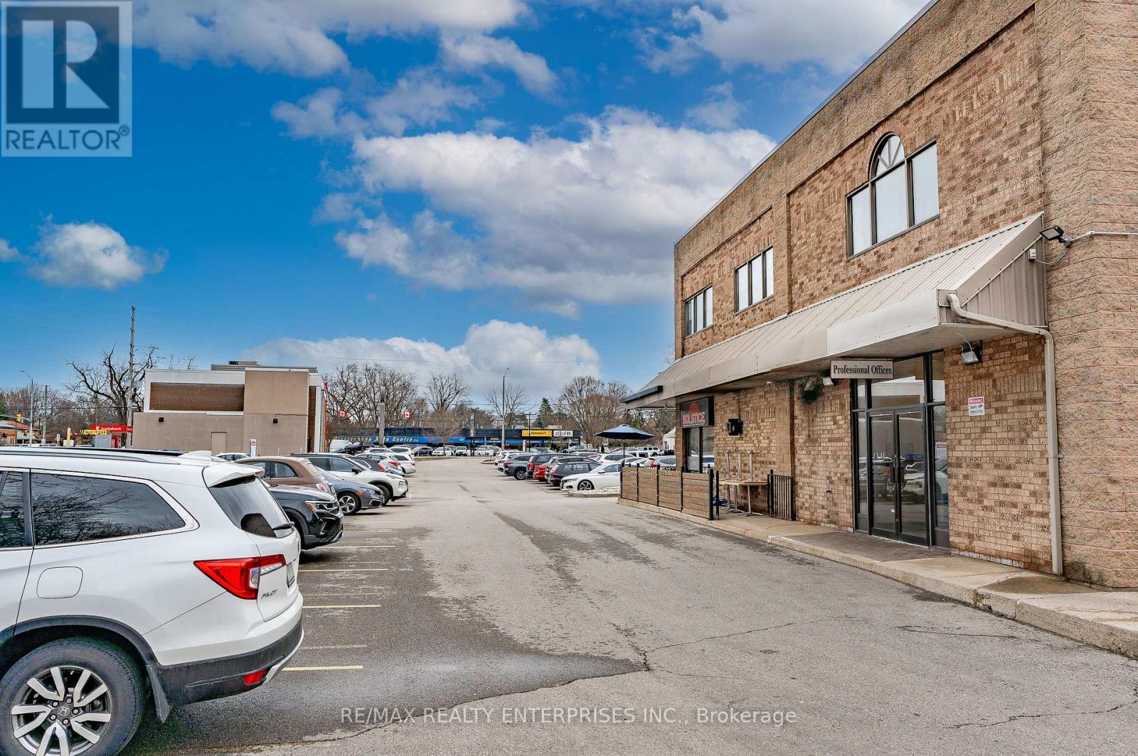Photo 5 of 13 1801 Lakeshore Road W, Mississauga ON