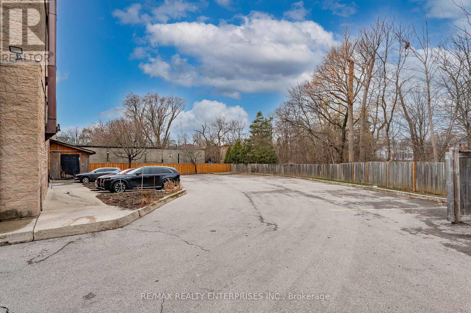Photo 2 of 13 1801 Lakeshore Road W, Mississauga ON