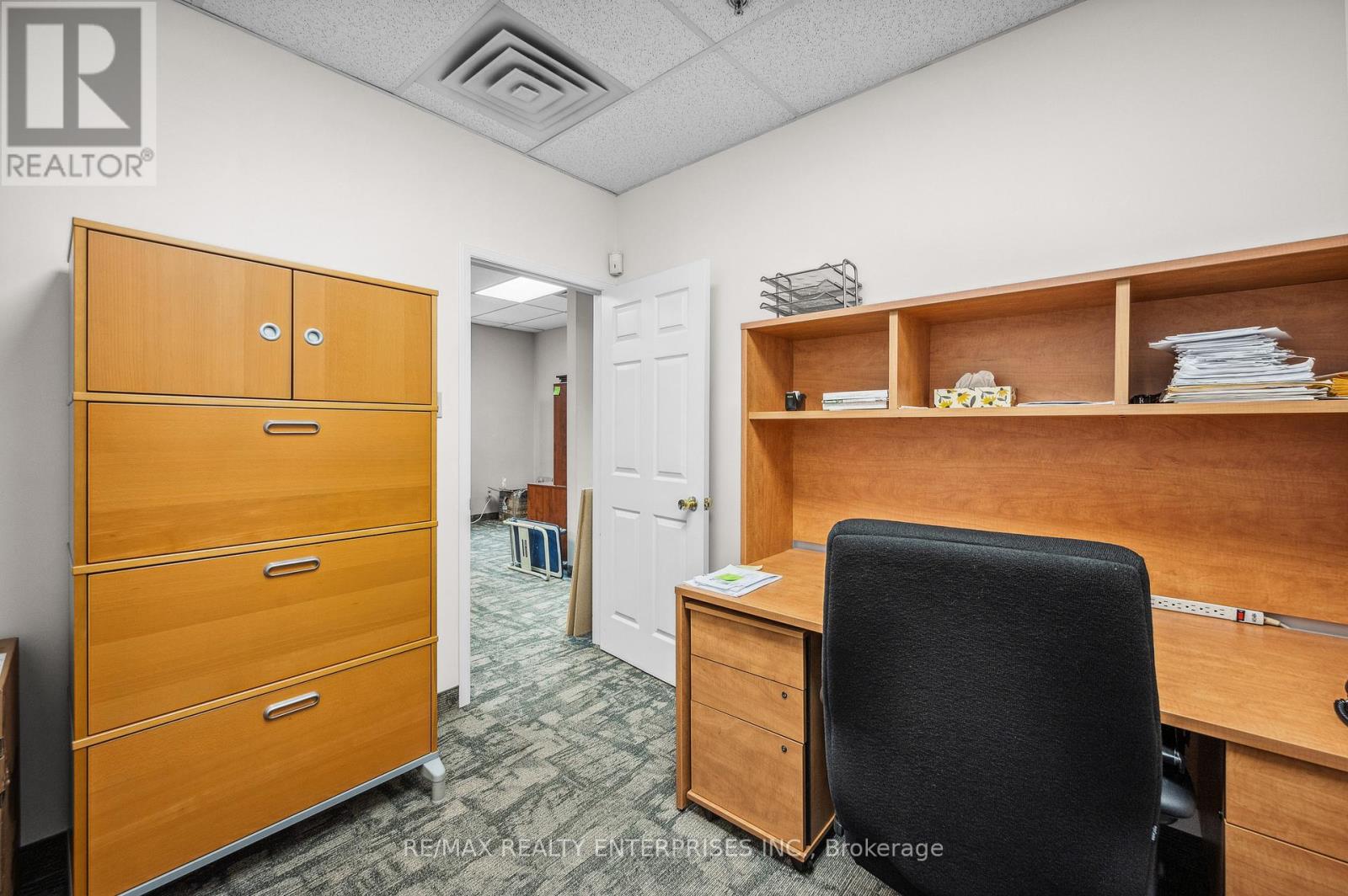 Photo 7 of 13 1801 Lakeshore Road W, Mississauga ON