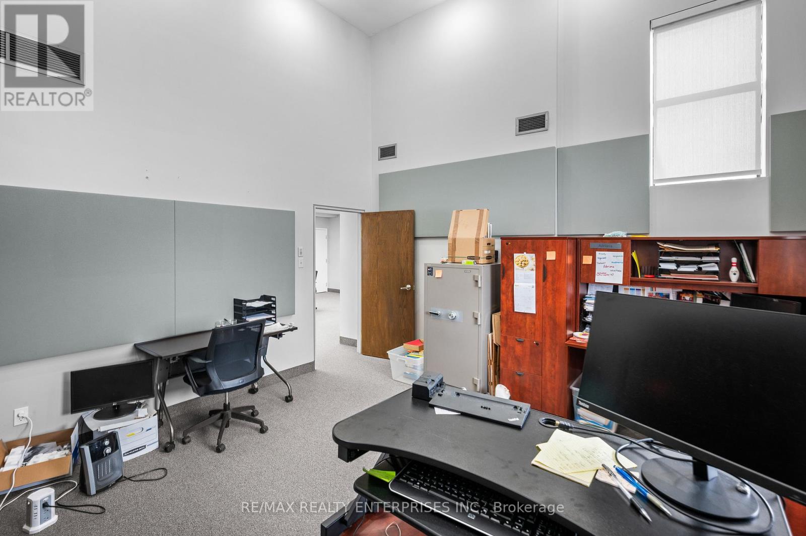 Photo 8 of 14 1801 Lakeshore Road W, Mississauga ON