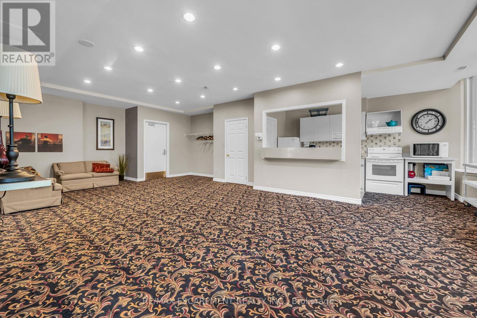 Photo 16 of 203 67 Caroline Street S, Hamilton ON