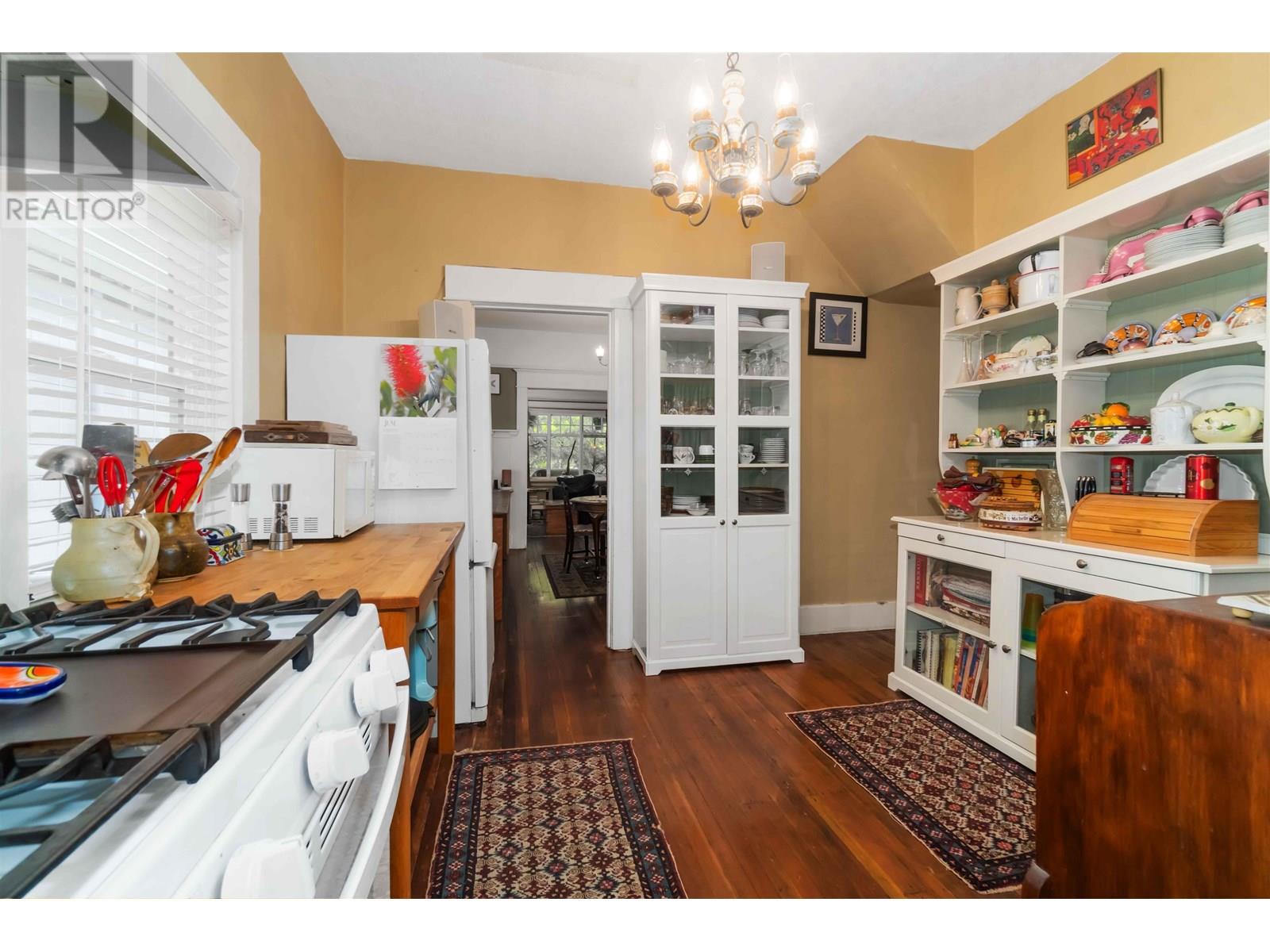 Photo 5 of 6319 Sophia Street, Vancouver BC