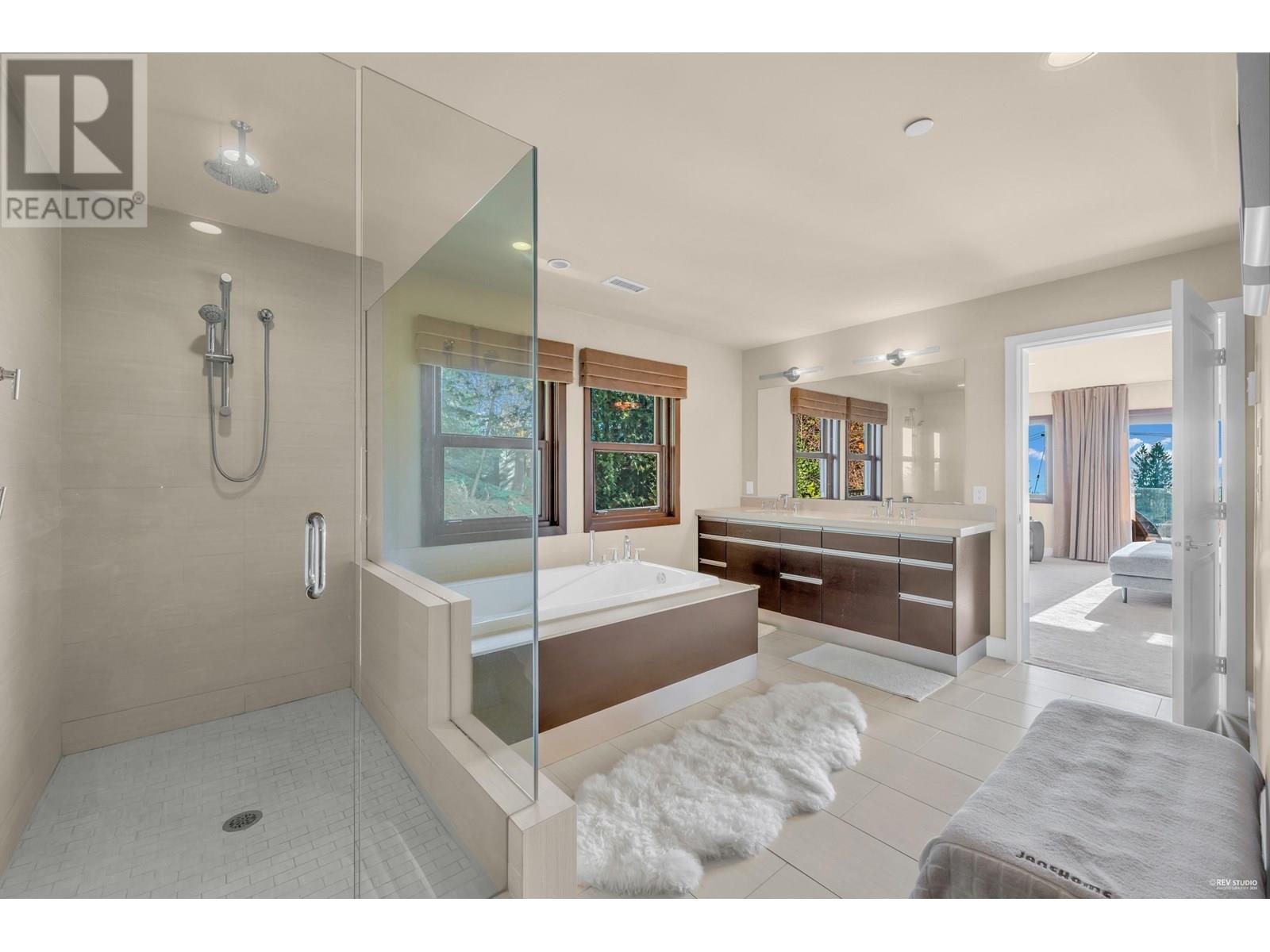 Photo 9 of 4742 Caulfeild Drive, West Vancouver BC
