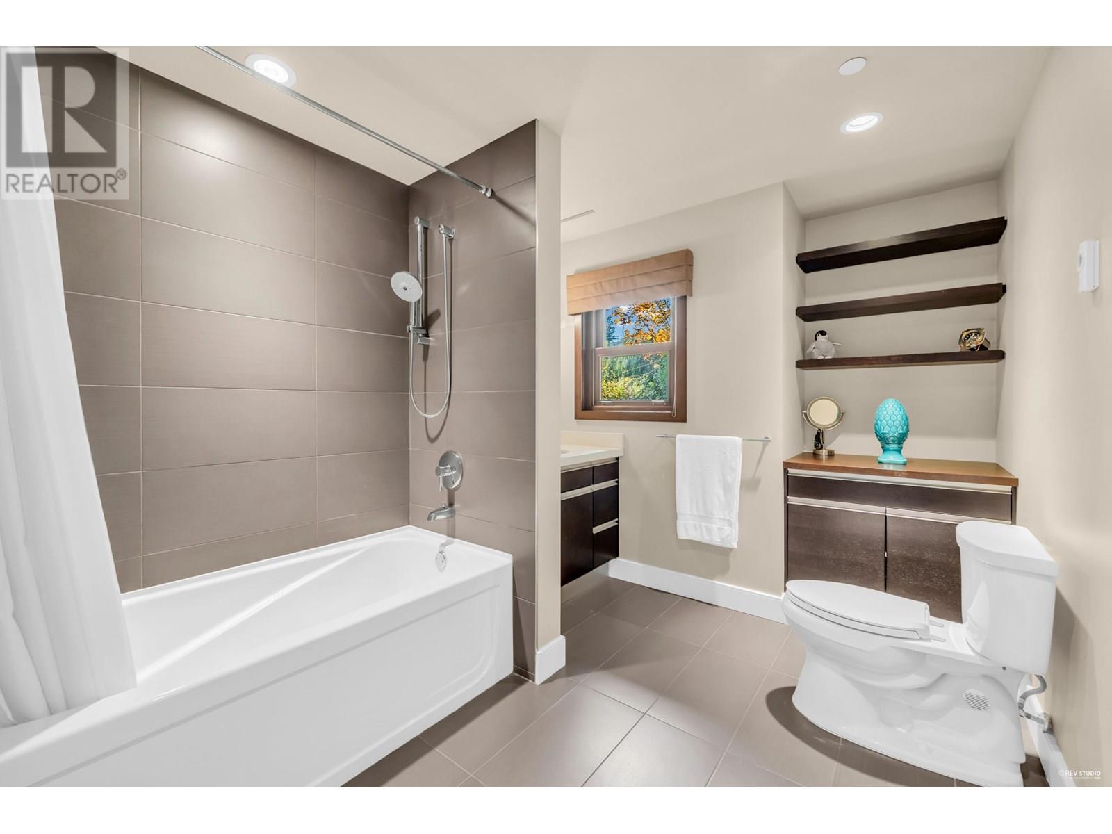 Photo 4 of 4742 Caulfeild Drive, West Vancouver BC