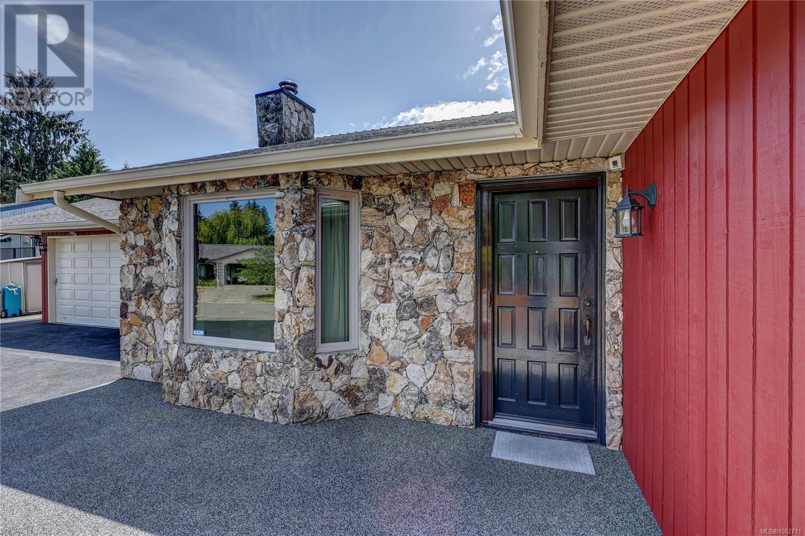 Photo 3 of 325 Mckinnon St, Parksville BC