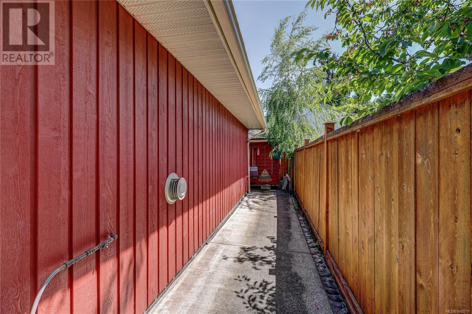Photo 40 of 325 Mckinnon St, Parksville BC
