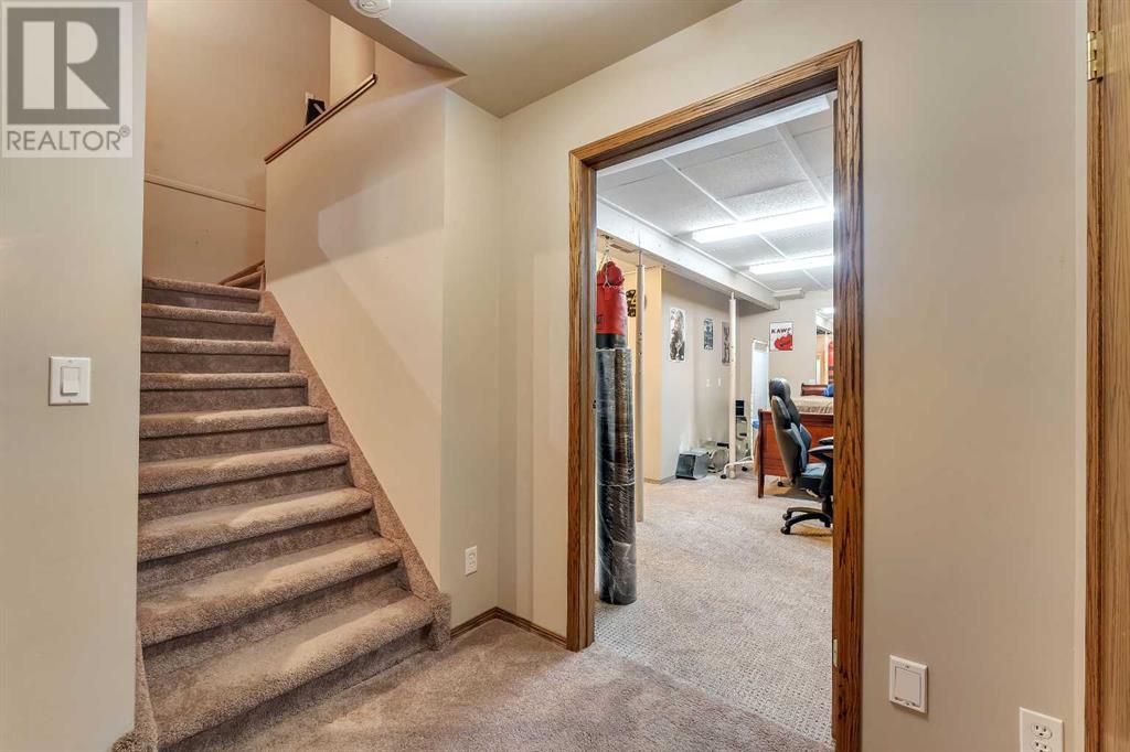 Single Family House for Sale in  Edgevalley Way NW Edgemont Calgary 