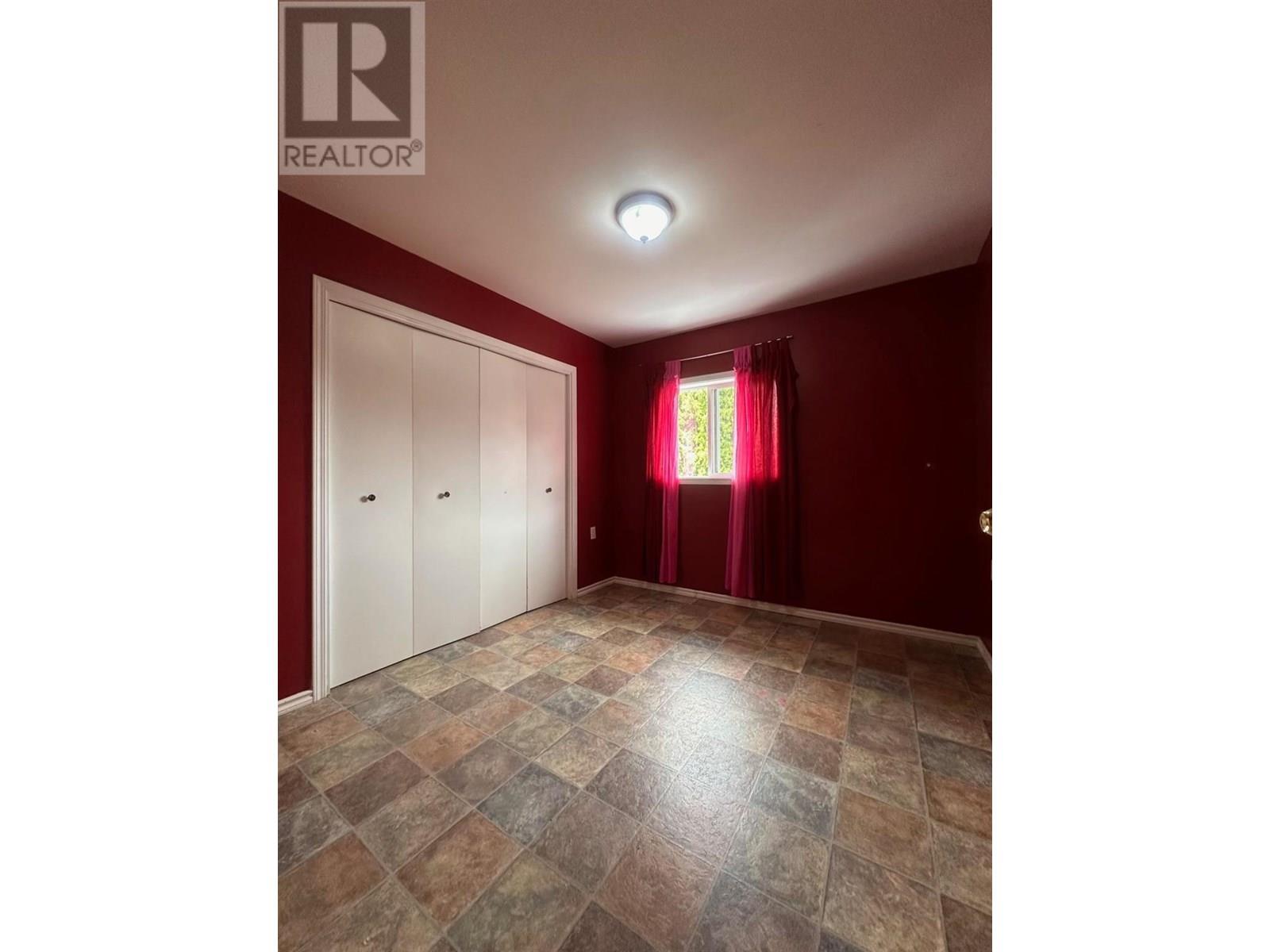 Photo 4 of 319 Newman Street, Kitchener BC