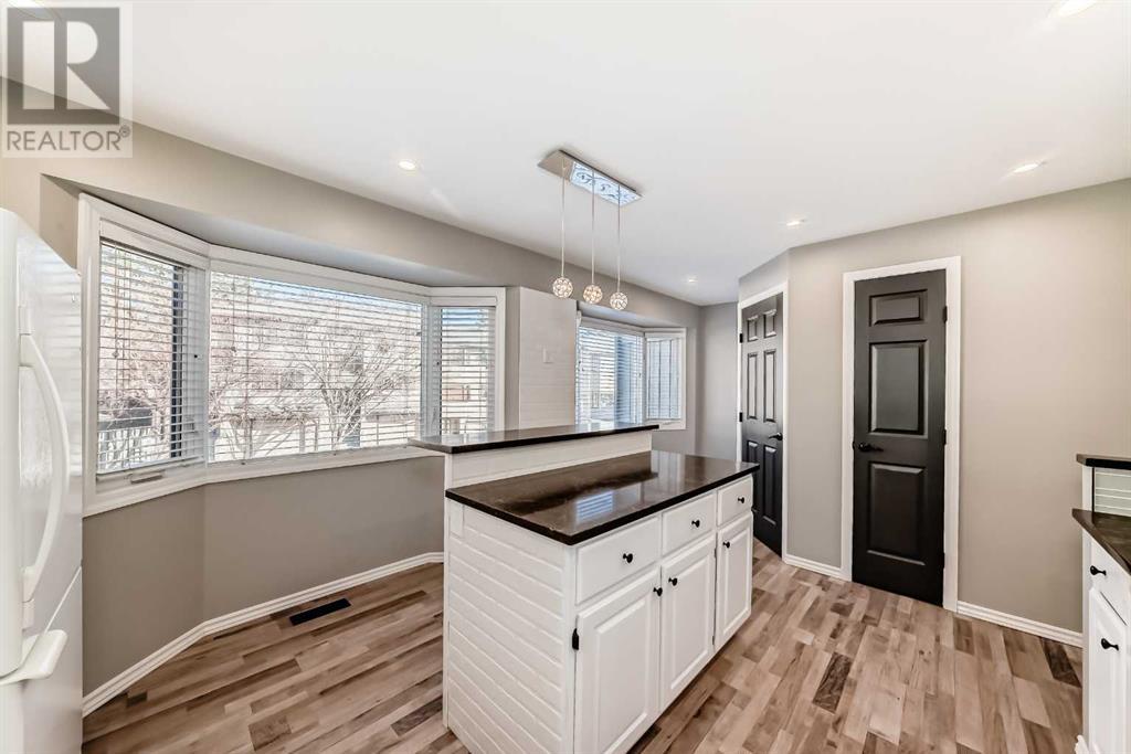 Single Family House 4 Level for Sale in  Glamis Terrace SW Glamorgan Calgary 