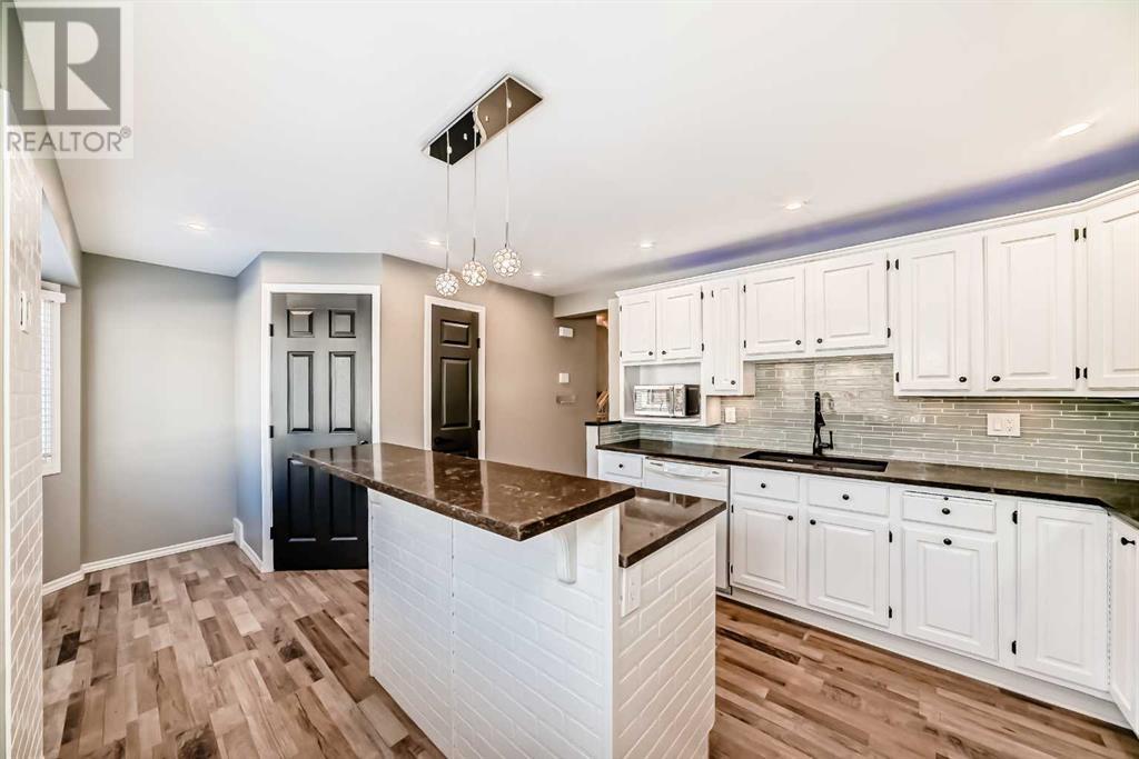 Single Family House 4 Level for Sale in  Glamis Terrace SW Glamorgan Calgary 