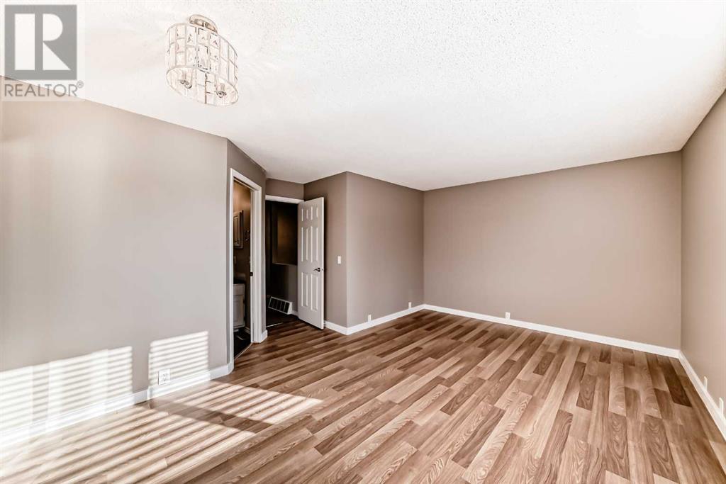 Single Family House 4 Level for Sale in  Glamis Terrace SW Glamorgan Calgary 
