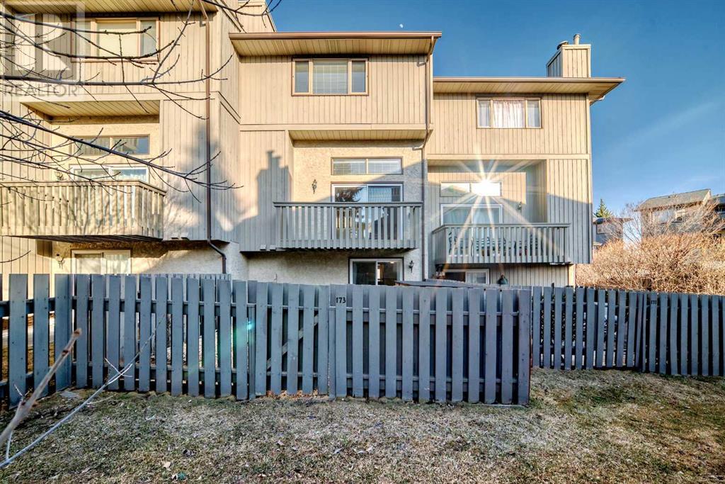 Single Family House 4 Level for Sale in  Glamis Terrace SW Glamorgan Calgary 
