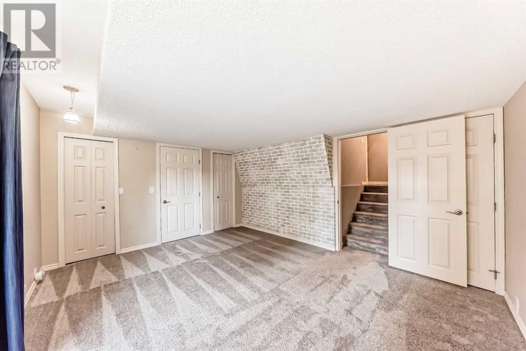 Single Family House 4 Level for Sale in  Glamis Terrace SW Glamorgan Calgary 
