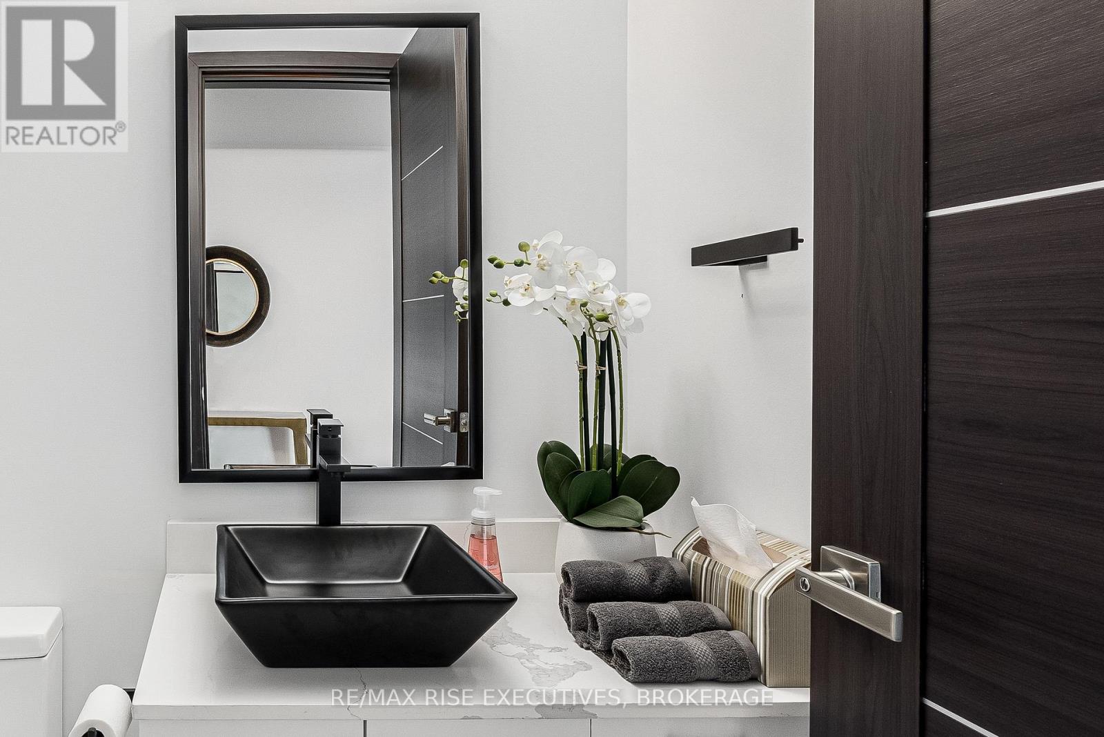 https://ddfcdn.realtor.ca/listing/TS638875128840700000/reb37/highres/3/x12269013_19.jpg