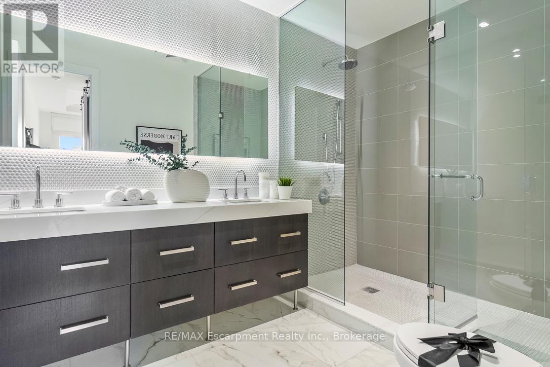 Photo 23 of 105 123 Maurice Drive, Oakville ON