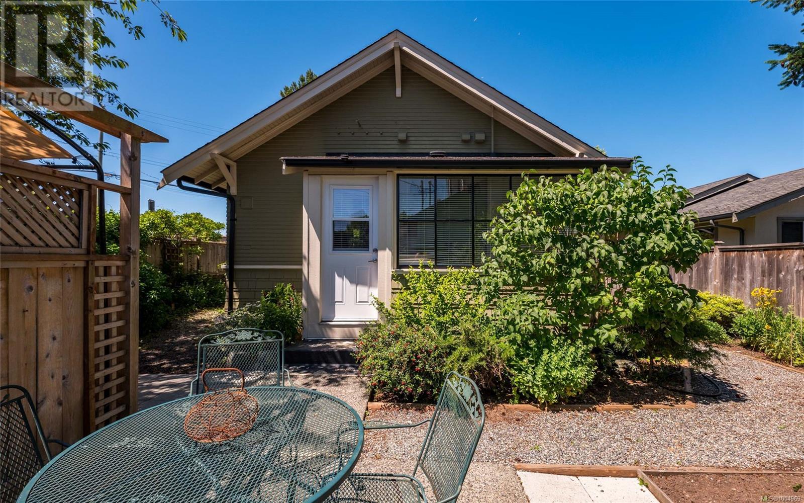 3033 Cedar Hill Rd, Victoria