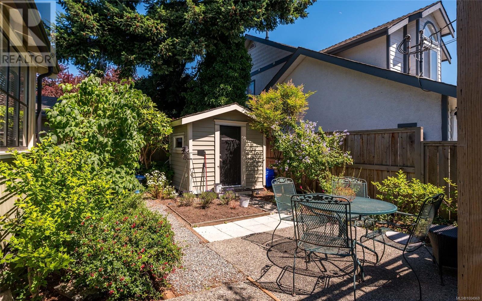 3033 Cedar Hill Rd, Victoria