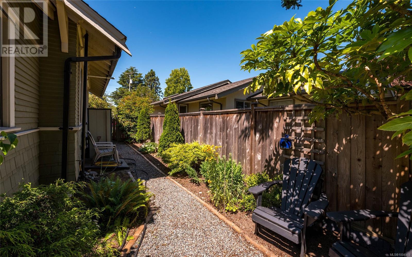 3033 Cedar Hill Rd, Victoria