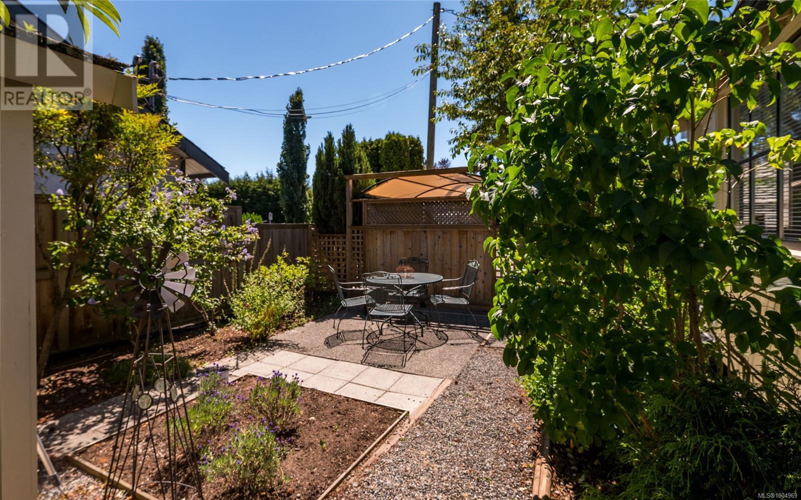 3033 Cedar Hill Rd, Victoria