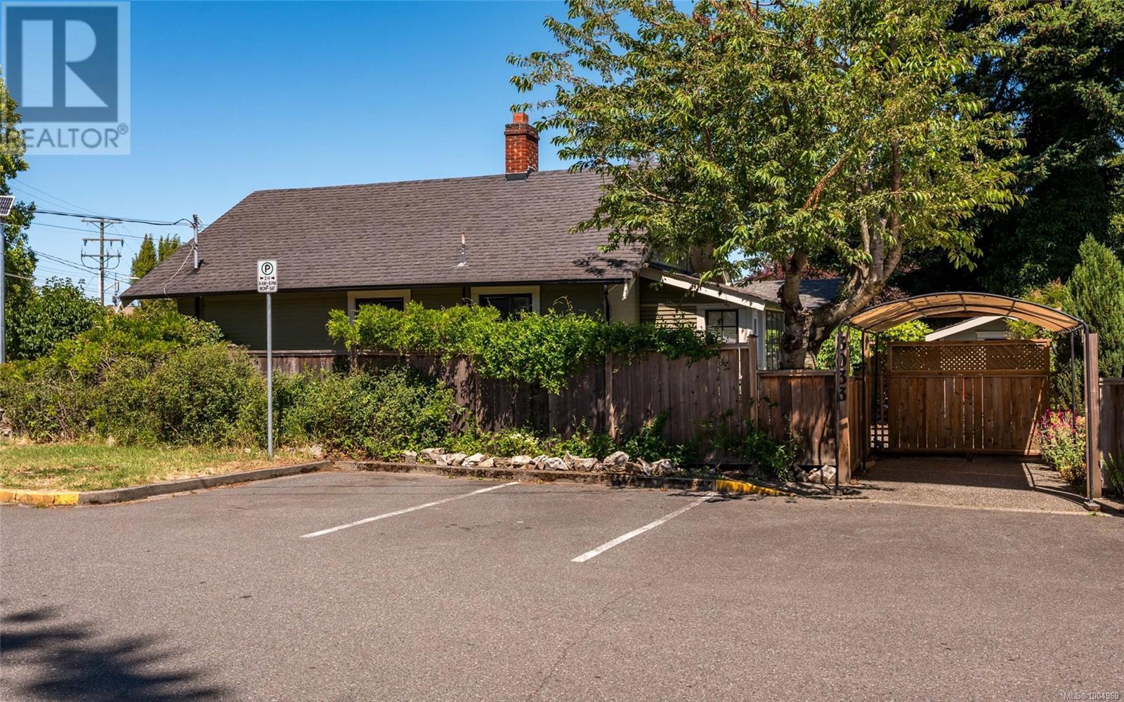 3033 Cedar Hill Rd, Victoria