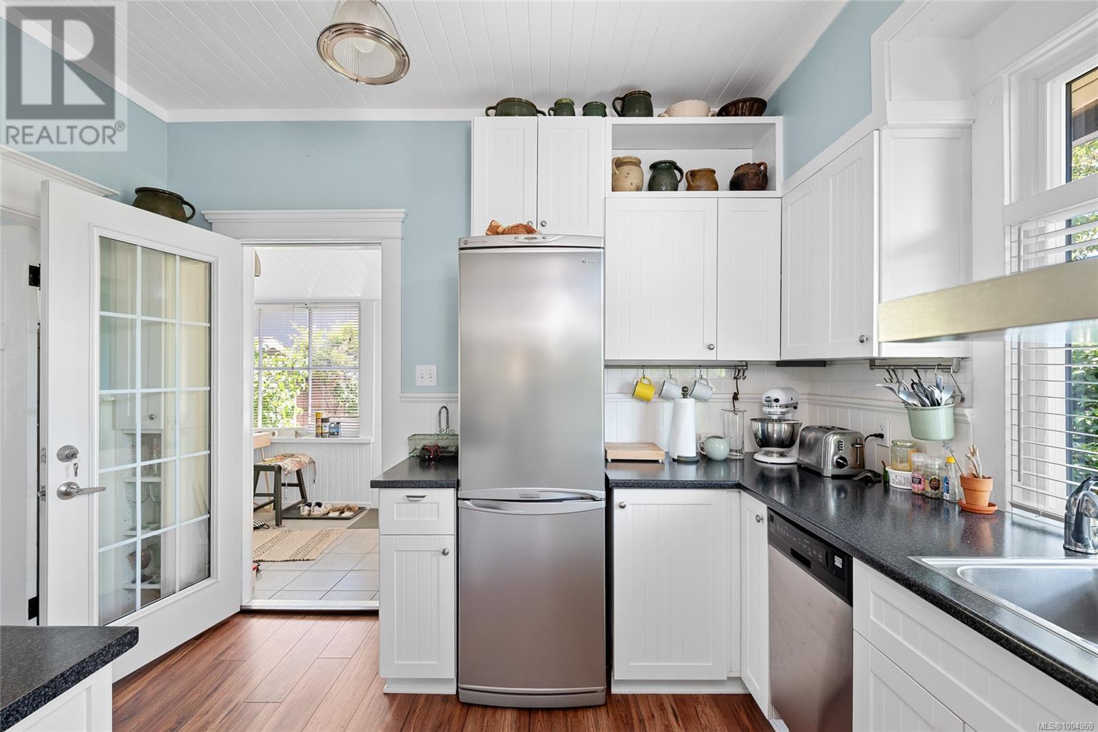 3033 Cedar Hill Rd, Victoria