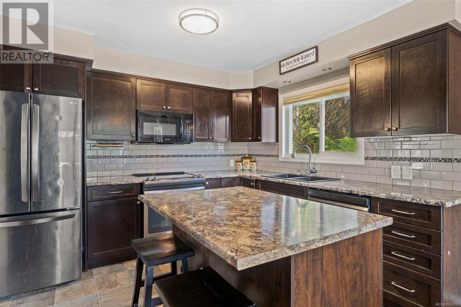 Photo 26 of 3039 Lashman Ave, Duncan BC